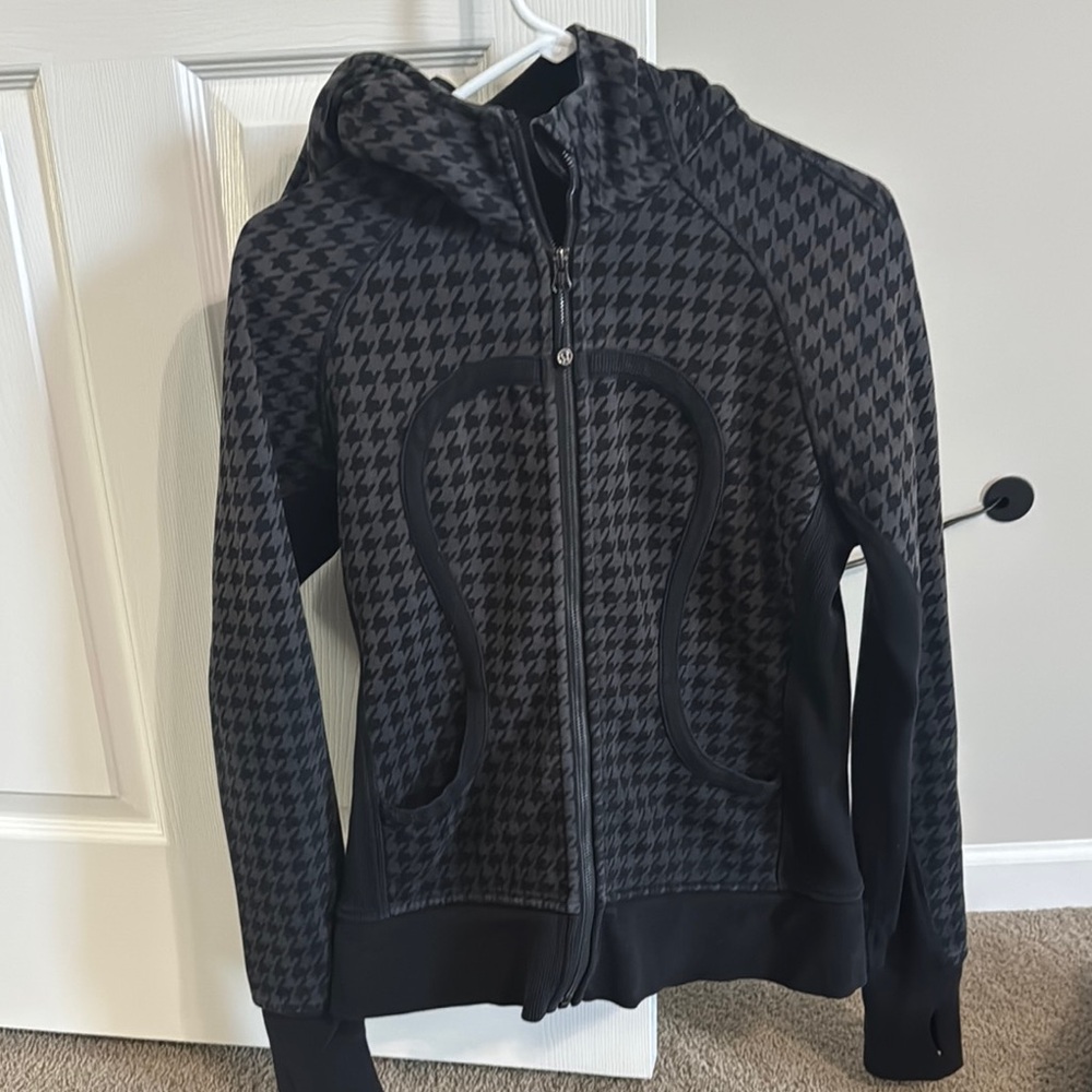 Lululemon women scuba hoodie, great condition. Size 10